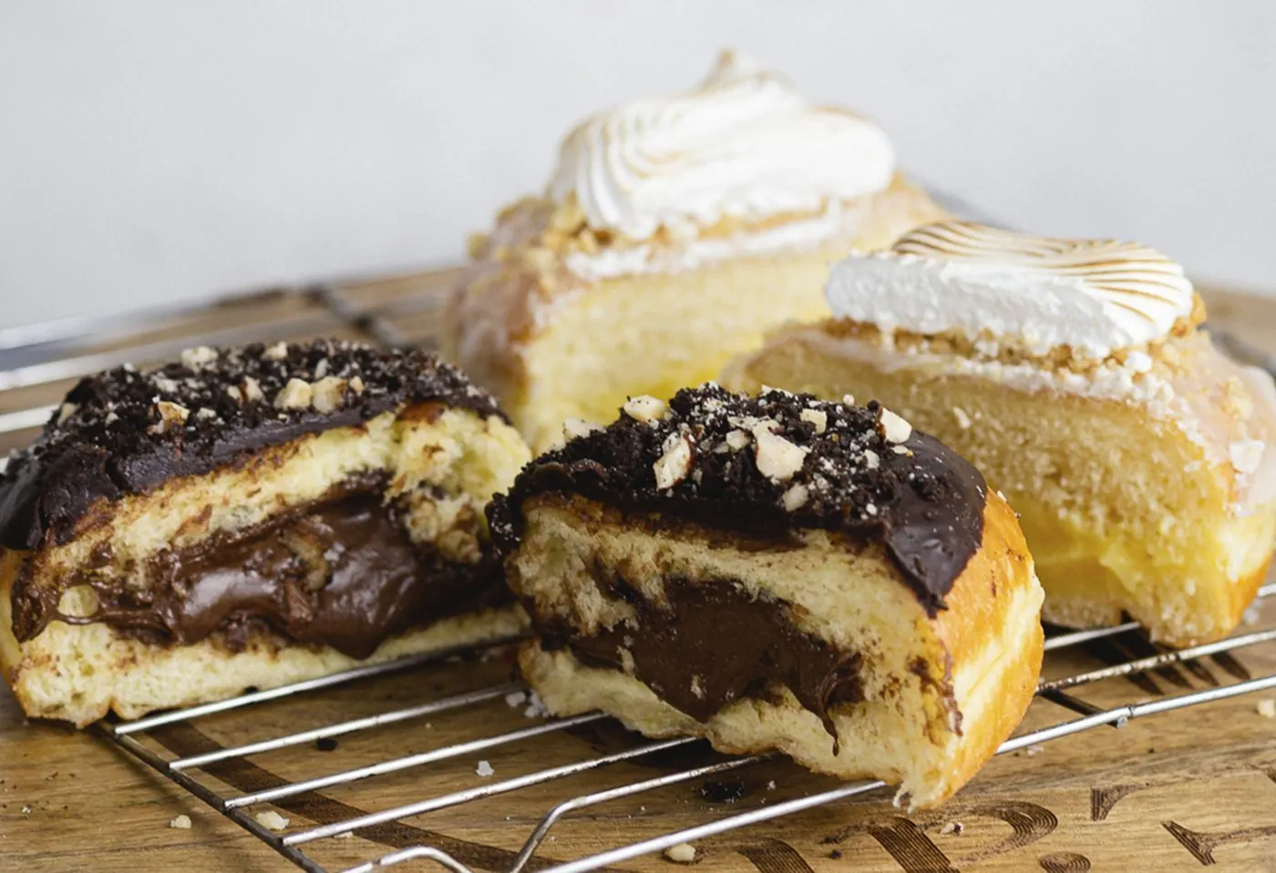 Donas cortadas por la mitad: se ve el relleno de la casa dentro de la masa brioche