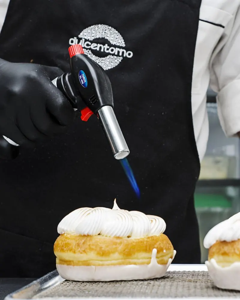 Soplete dorando el merengue de una dona